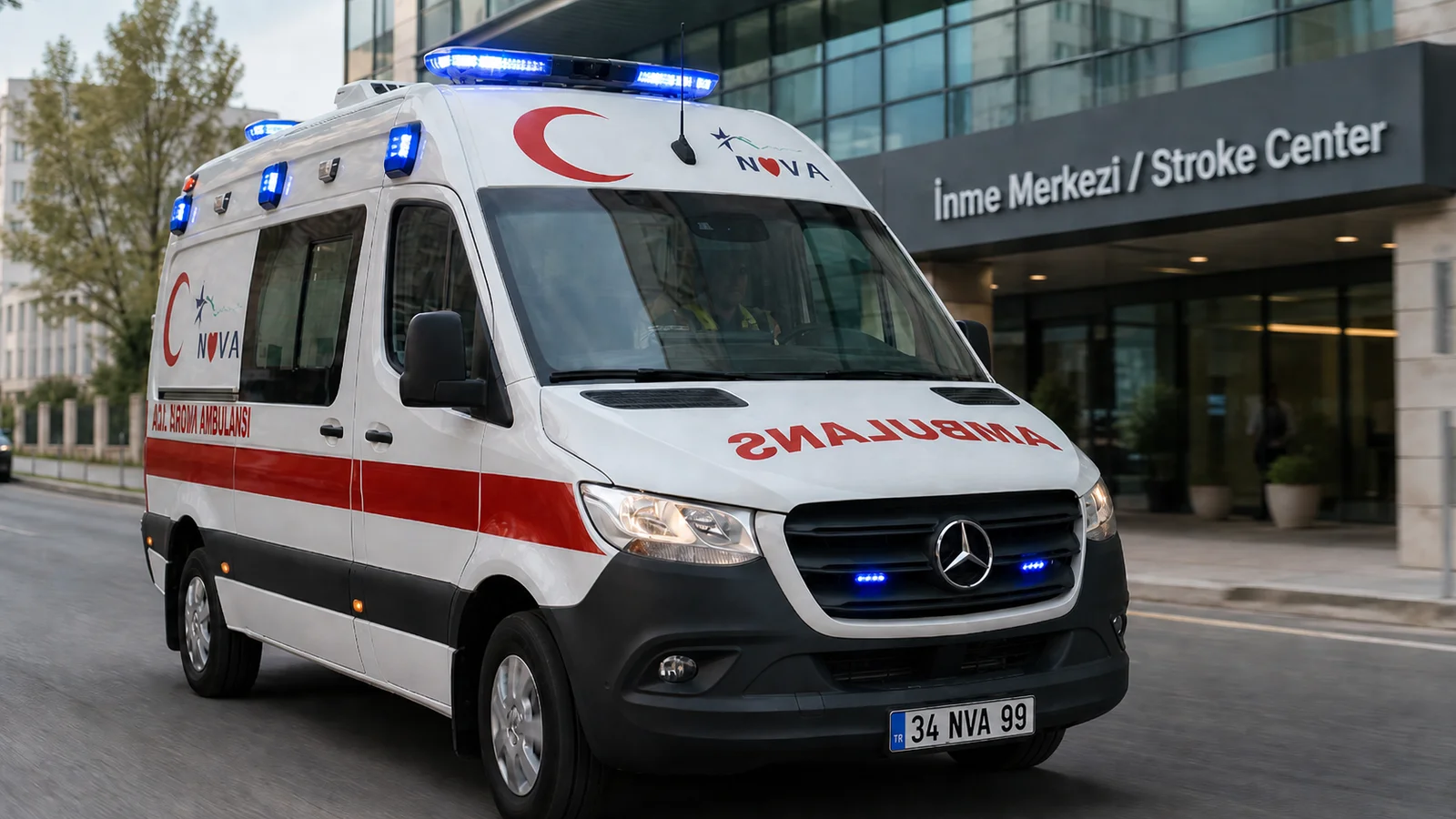 Şehir içi cadde sahnesinde Nova Ambulans aracı acil ışıklarıyla hareket halinde; arka planda hastane "İnme Merkezi" tabelası bulanık görünüyor; üstte harita ekranında 112 koordinatı.